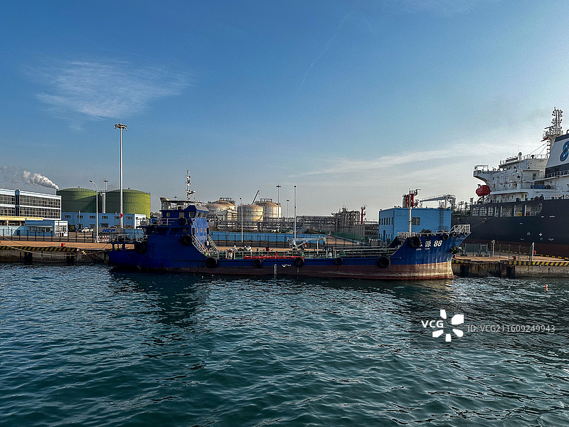 山东青岛董家口港污油水回收船图片素材