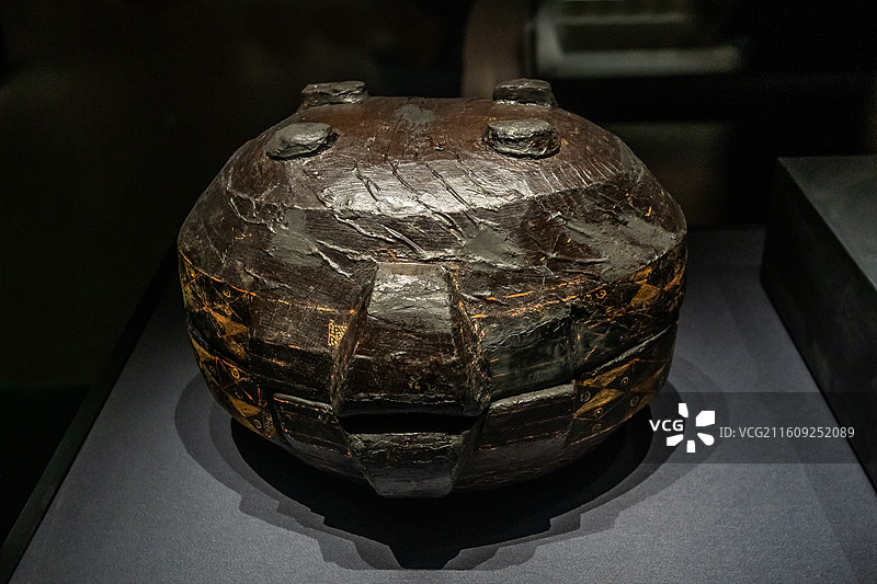 湖北省博物馆彩绘漆木勾连云纹盨形器战国时期1986年江陵雨台山10号墓出土图片素材