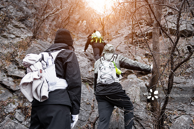 狂热的登山爱好者户外运动冬季图片素材