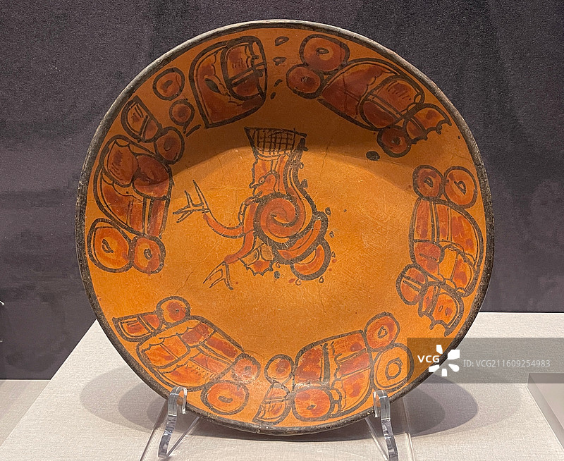 彩绘人物图案陶盘 古典晚期 陶 颜料 卡洛斯 裴里瑟 卡马拉人类学博物馆藏图片素材