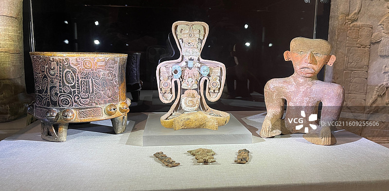 包含雕像与杯子的贡品 古典时期 陶 尤卡坦地区人类学博物馆（坎顿宫）藏图片素材