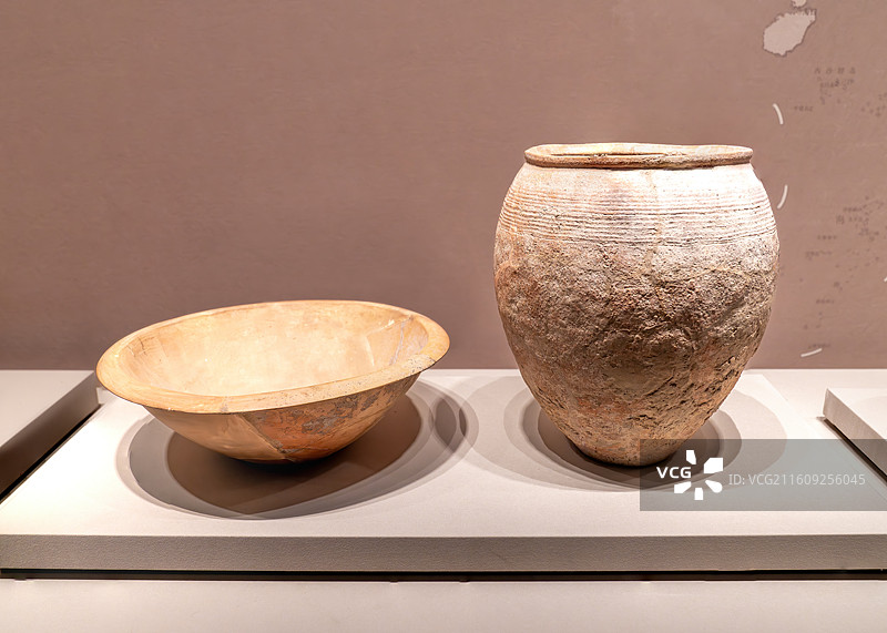 山西博物院藏 陶盆、陶罐 仰韶文化早期 距今约7000--5800年  山西垣曲县古城东关出土图片素材