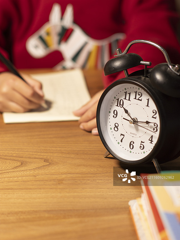 中国母亲夜晚辅导小朋友作业图片素材