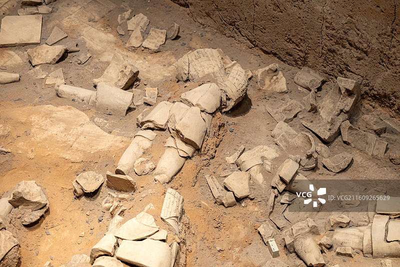 陕西西安秦始皇兵马俑博物馆一号坑内的兵马俑图片素材