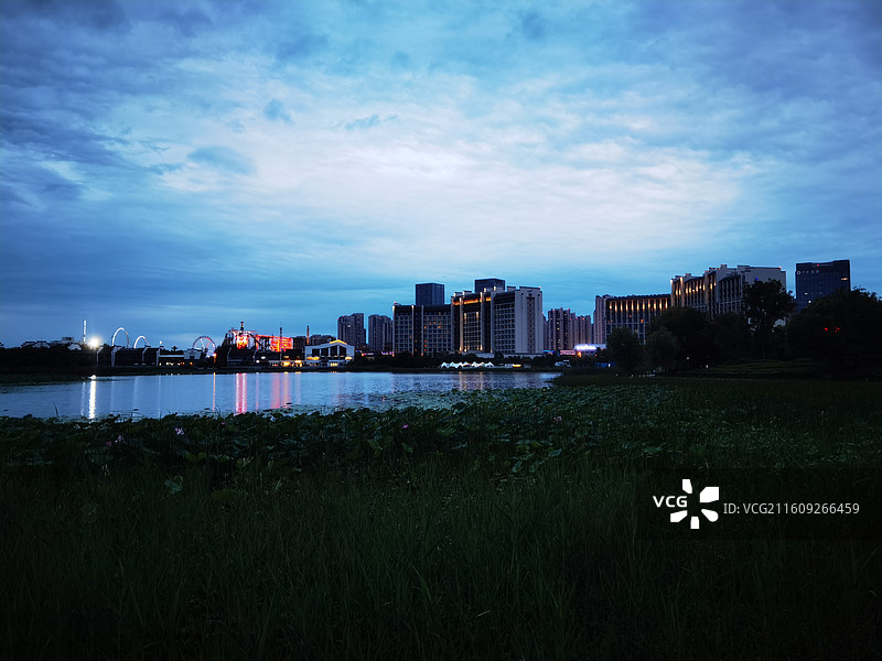 安徽省合肥市融创铂尔曼酒店远眺巢湖天际线图片素材