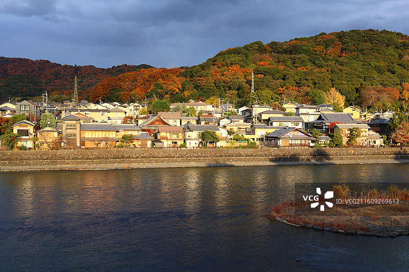 日本宇治日落时分的宇治川两岸风光图片素材