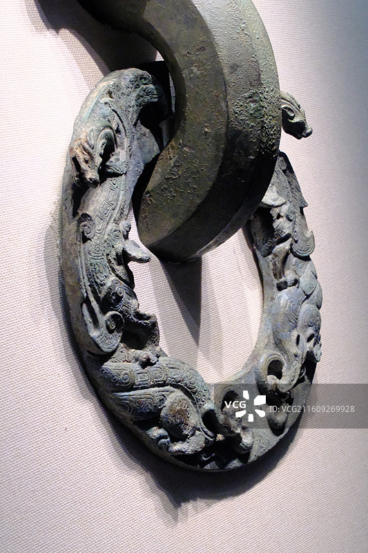 河北博物院透雕龙凤纹铜铺首。镇馆之宝一级文物图片素材