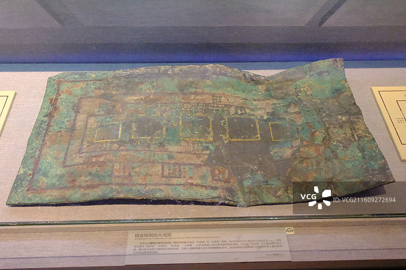 河北博物院镇馆之宝错金银铜版兆域图。沧桑斑驳古代金属文字背景图壁纸图片素材