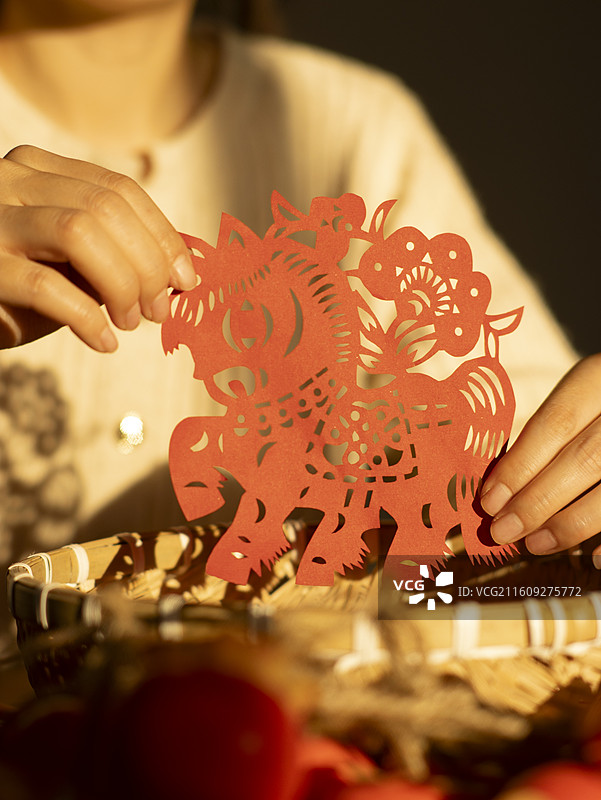 整理中国节制作剪纸庆祝中国新年图片素材