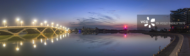 潮汐塔畔，晨曦绘虹图片素材