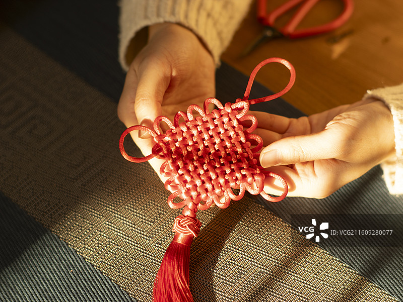 整理中国节制作剪纸庆祝中国新年图片素材