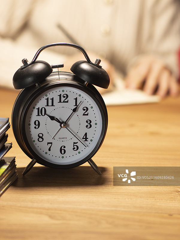 中国母亲夜晚辅导小朋友作业图片素材