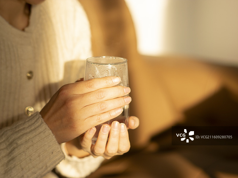 中国女性生病喝水肩部疼痛图片素材