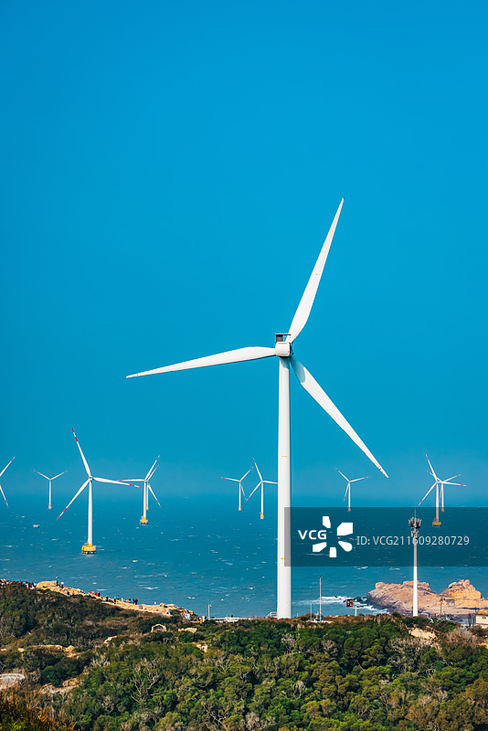 福州平潭岛海边的风车图片素材