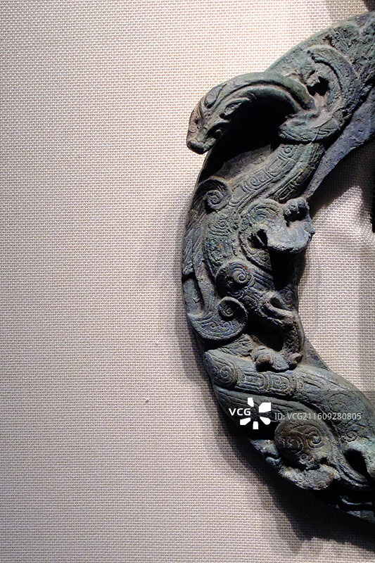 河北博物院透雕龙凤纹铜铺首。镇馆之宝一级文物图片素材