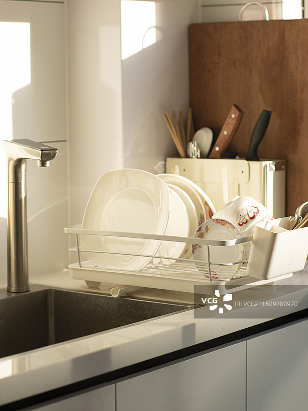 筷子盘子碗晾晒筷子筐案板图片素材