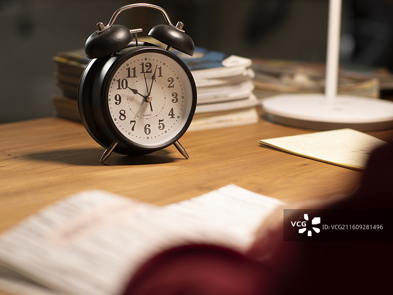 中国母亲夜晚辅导小朋友作业图片素材