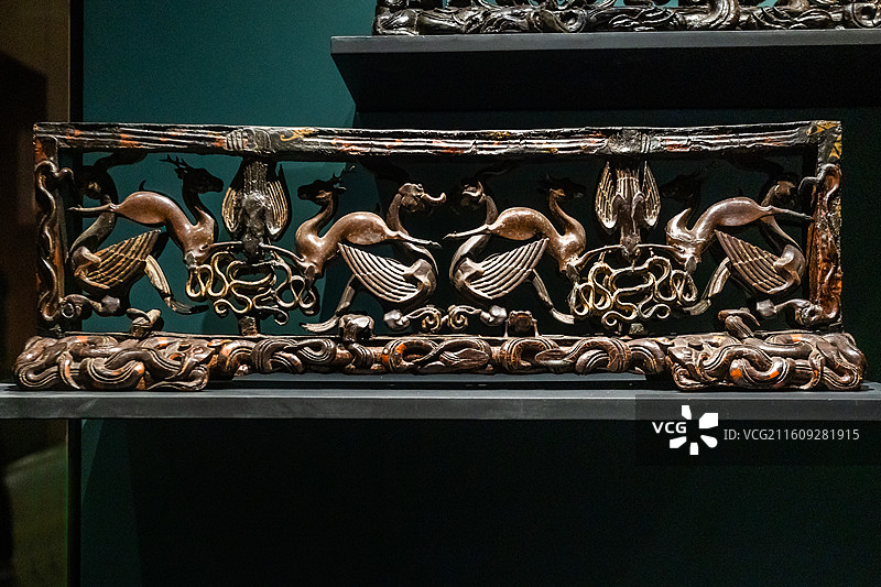 湖北省博物馆彩绘漆木屏形瑟座战国时期1965年江陵望山1号墓出土图片素材