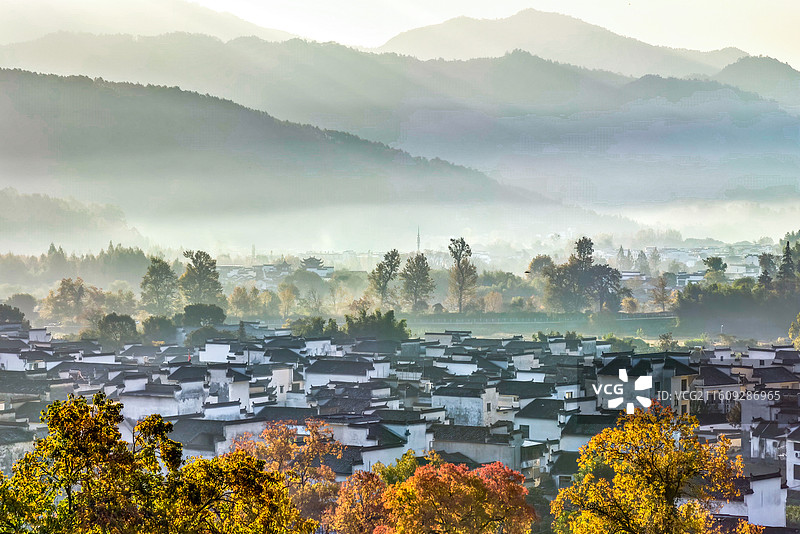 卢村晨雾·秋染黛瓦人家 ——安徽省黄山市黟县宏村·卢村风光景区图片素材