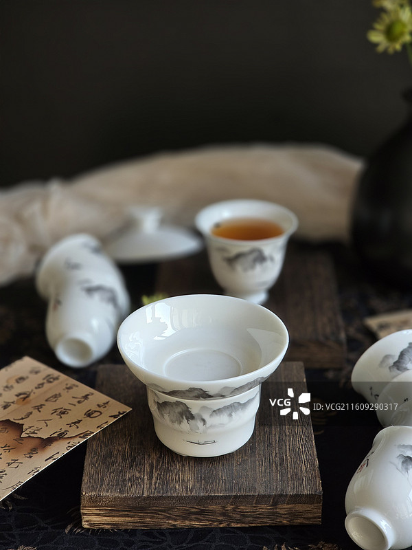 静物桌上茶漏茶水视图图片素材