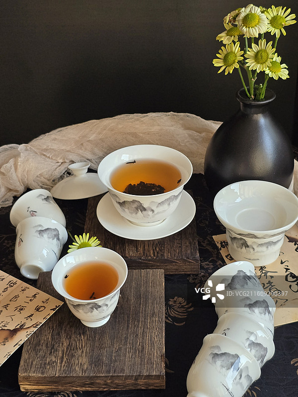 静物桌上水墨风格茶碗茶杯茶汤视图图片素材