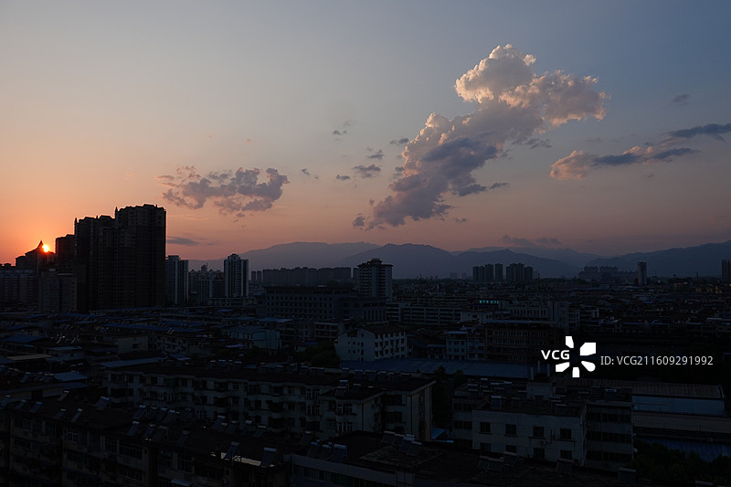 陕西省汉中市汉台区虎头桥爬楼拍日落夕阳晚霞图片素材