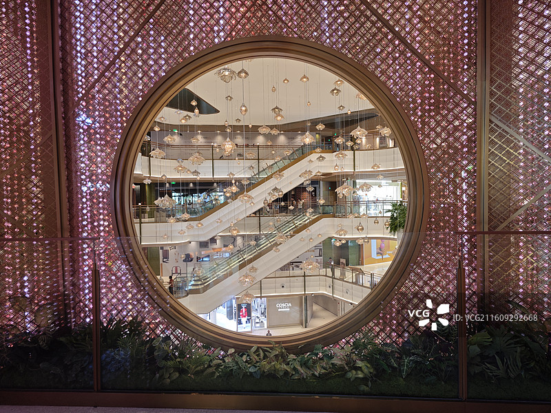 商场中庭圆形窗洞图片素材