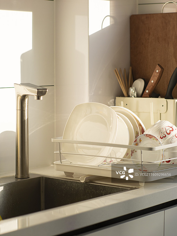 筷子盘子碗晾晒筷子筐案板图片素材