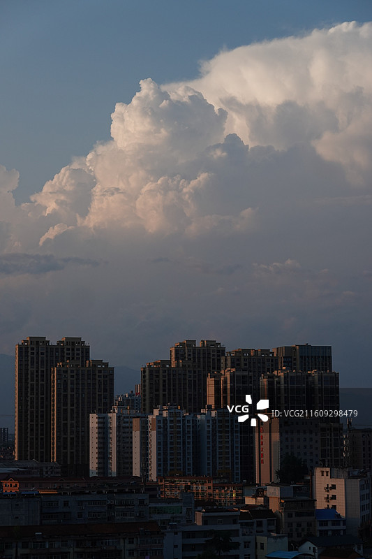 陕西省汉中市汉台区虎头桥爬楼拍日落夕阳晚霞图片素材