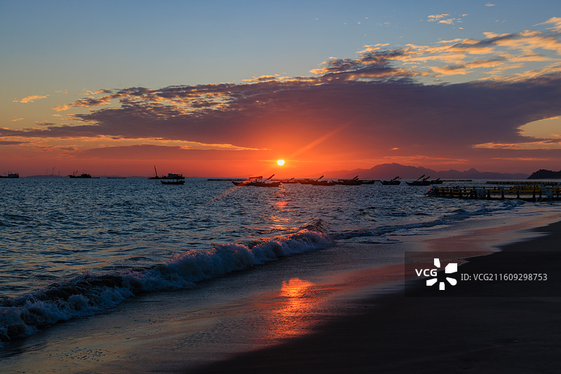 小雪之日，广东陆丰金厢镇，周恩来渡海公园处看日落。图片素材