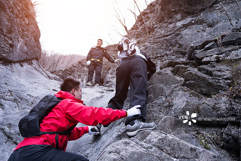 户外运动爱好者在爬山崖壁图片素材