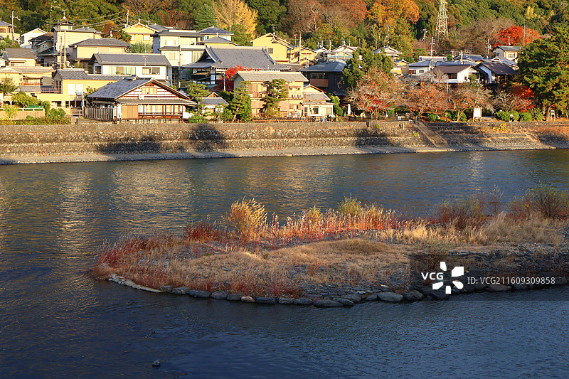 日本宇治日落时分的宇治川两岸风光图片素材