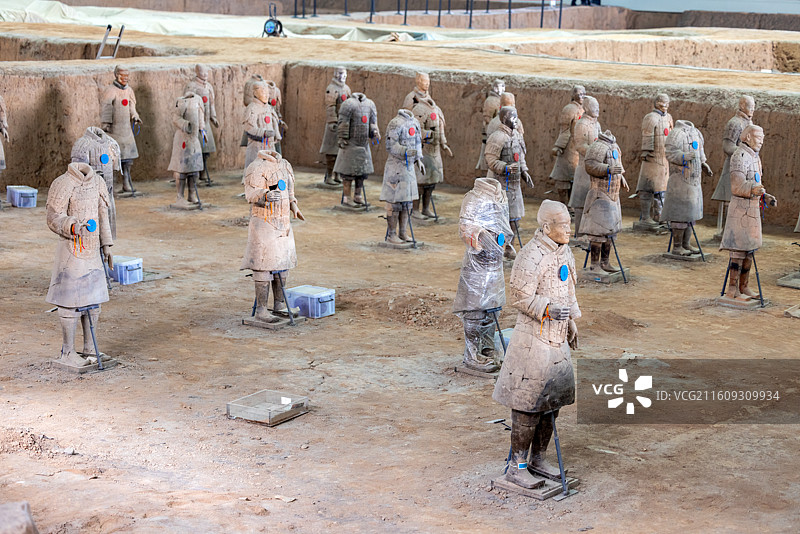陕西西安秦始皇兵马俑博物馆一号坑内的兵马俑图片素材