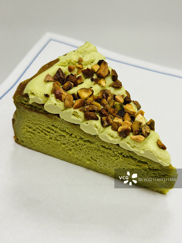 甜品美食开心果巴斯克蛋糕图片素材