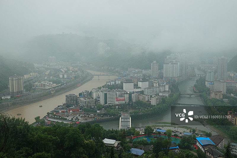 陕西省汉中市略阳县南山公园拍雨中略阳县城全景和八渡河嘉陵江云雾图片素材