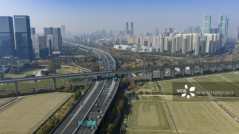 杭州城市高空俯瞰：秋色森林、铁路与高楼林立图片素材