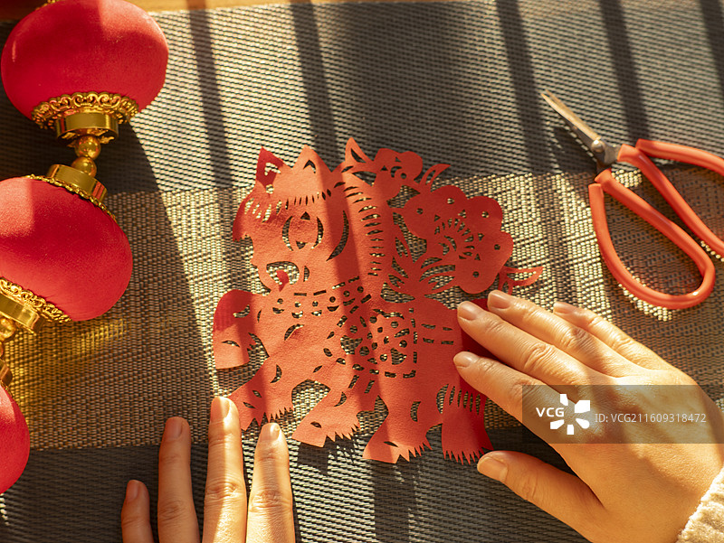 整理中国节制作剪纸庆祝中国新年图片素材