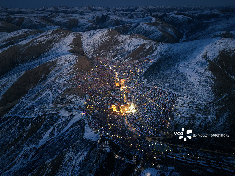 雪山中的色达五明佛学院图片素材