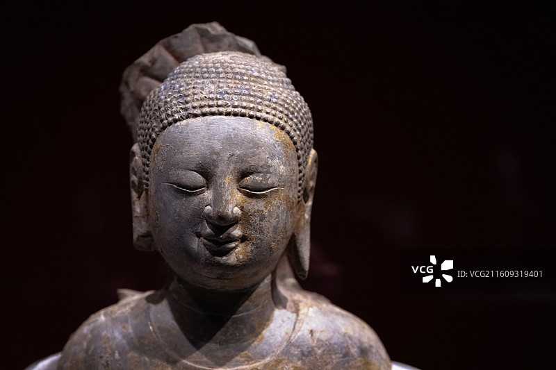 青州佛造像北齐贴金彩绘石雕佛立像头像特写图片素材