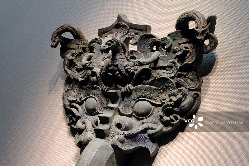 河北博物院透雕龙凤纹铜铺首。镇馆之宝一级文物图片素材