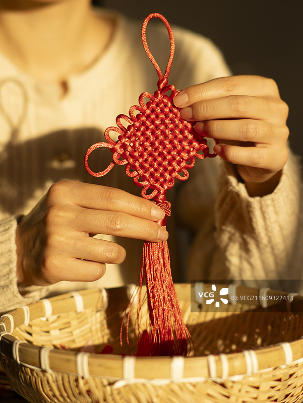 整理中国节制作剪纸庆祝中国新年图片素材
