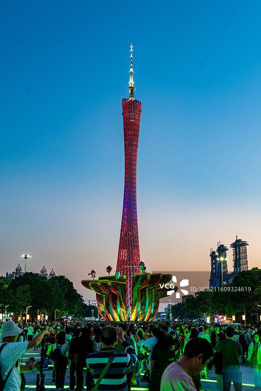 2025广州国际灯光节的作品《红棉花映塔》，原型是十五运会开幕式上的巨型木棉花气膜装置图片素材