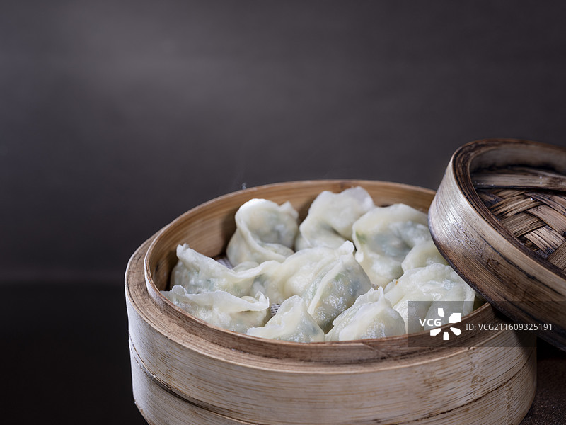 中式竹笼蒸美食鲜美热气腾腾特写图片素材