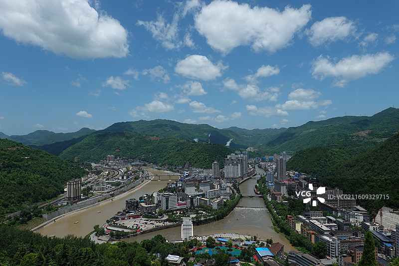 陕西省汉中市略阳县南山公园拍略阳县城全景和八渡河嘉陵江蓝天白云图片素材