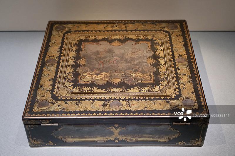 黑漆描金开光彩绘风景卷形文具盒，上海世博会博物馆“异趣同辉”清代外销艺术展图片素材
