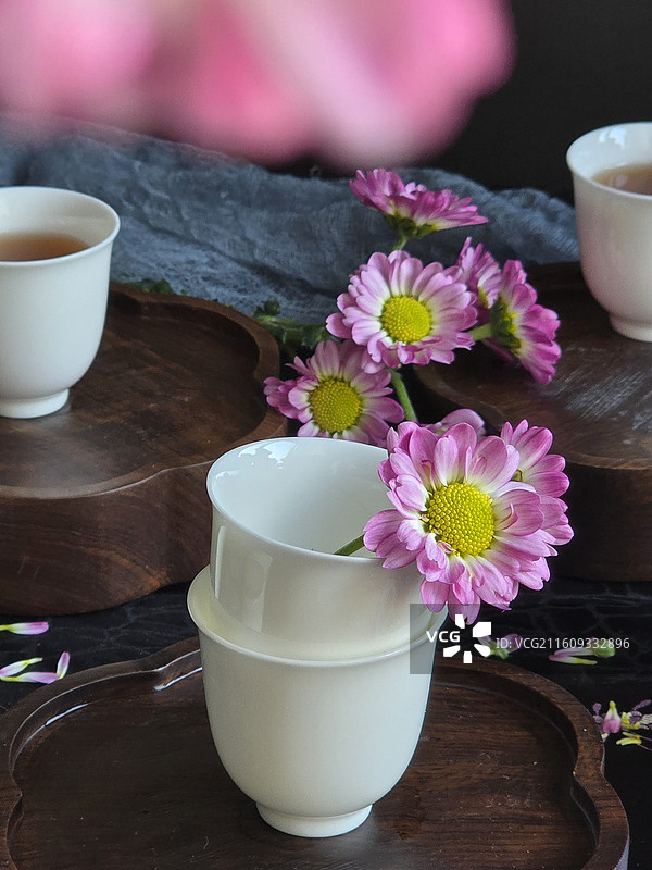 静物桌上茶杯花朵视图图片素材