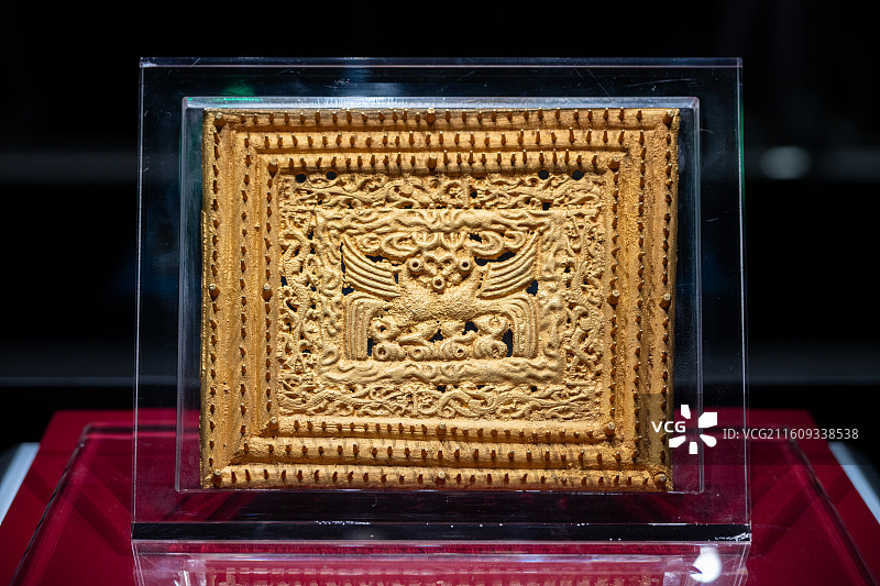 隋·凤鸟纹金方奇：盐池出土方形金饰，凤鸟龙纹三重结构图片素材