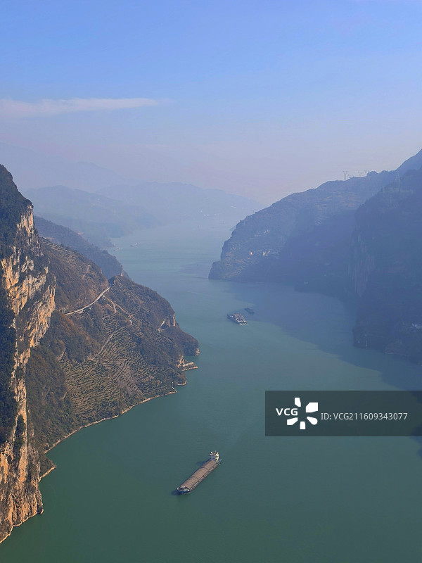 长江风光，拍摄于湖北省宜昌市秭归县九畹溪镇桂垭村鹰嘴岩图片素材