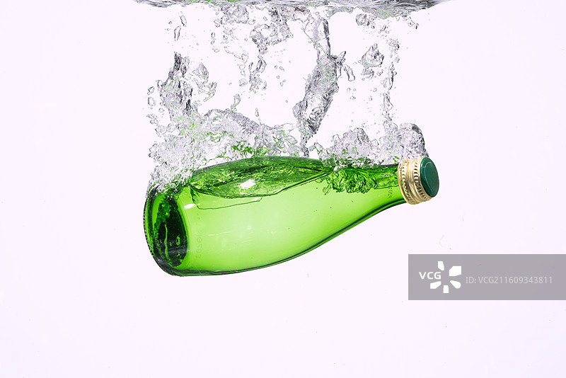 水瓶在水中图片素材