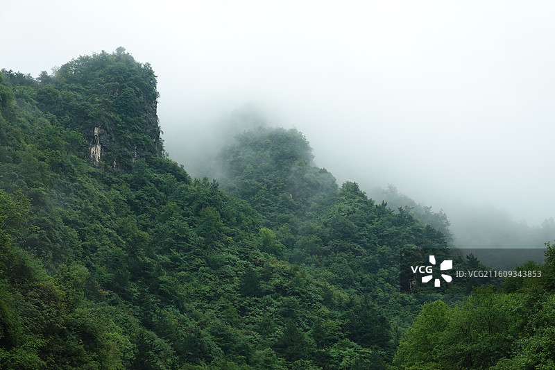 陕西省汉中市略阳县何家岩响水沟雨雾云雾图片素材